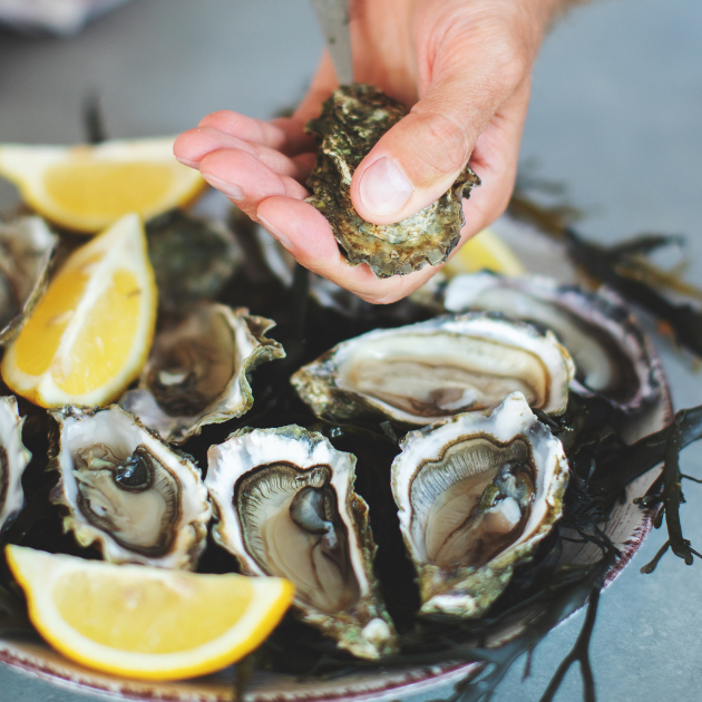 Lördagen den 5 juli Välkommen till en smakfull eftermiddag hos oss lördagen den 5 juli. Mellan kl. 15.00–17.00 serverar Robert från Fiskhallen Sorunda färska ostron – öppnade på plats.